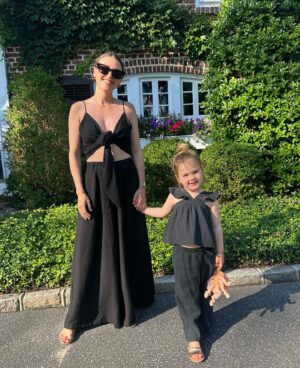 Elizabeth Hendrickson Instagram - Sometimes you just gotta. 👯‍♀️🖤

#mommyandme #twinning