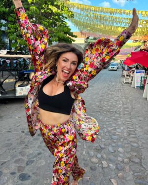 Elizabeth Hendrickson Instagram - Running on cobblestone in wedges is harder than I thought! 

#vacationmode #mexico #momsgonewild