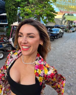 Elizabeth Hendrickson Instagram - Running on cobblestone in wedges is harder than I thought! 

#vacationmode #mexico #momsgonewild