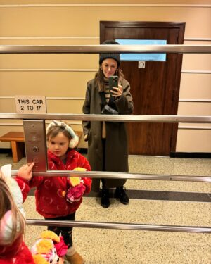 Elizabeth Hendrickson Instagram - Reminder: don’t cancel your trip to NYC. Ever. 
Going home and building memories with my favorite side kick was exactly what I needed to end this bizarre year. Can’t wait for 2024!