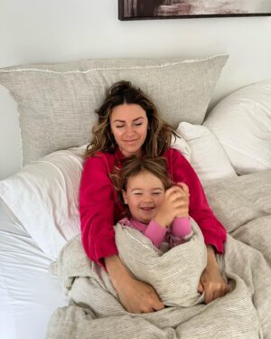 Elizabeth Hendrickson Instagram - Guess what’s under my comforter ?! Swipe rt —->

#sunday #lazysunday #breakfastinbed  #sundayvibes