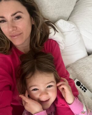 Elizabeth Hendrickson Instagram - Guess what’s under my comforter ?! Swipe rt —->

#sunday #lazysunday #breakfastinbed  #sundayvibes