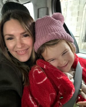 Elizabeth Hendrickson Instagram - Reminder: don’t cancel your trip to NYC. Ever. 
Going home and building memories with my favorite side kick was exactly what I needed to end this bizarre year. Can’t wait for 2024!