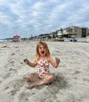 Elizabeth Hendrickson Instagram - Family vaca vibes 🌞⛱️🐚