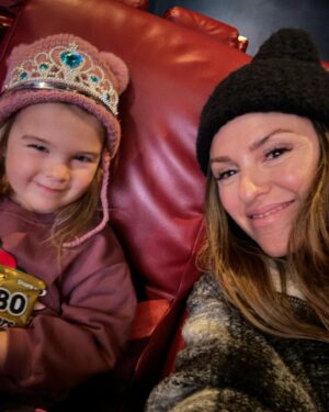 Elizabeth Hendrickson Instagram - Reminder: don’t cancel your trip to NYC. Ever. 
Going home and building memories with my favorite side kick was exactly what I needed to end this bizarre year. Can’t wait for 2024!