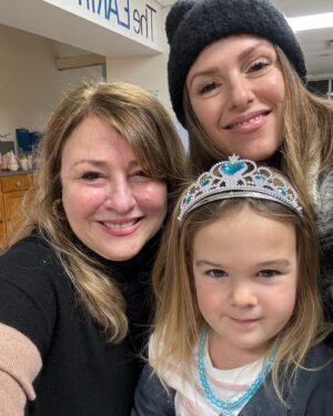 Elizabeth Hendrickson Instagram - Reminder: don’t cancel your trip to NYC. Ever. 
Going home and building memories with my favorite side kick was exactly what I needed to end this bizarre year. Can’t wait for 2024!