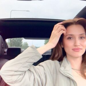 Elizabeth Kopecká Instagram - jednou jsem měla zase půjčené auto od @saga.mb.praha ❤️ tak jsem to patřičně všechno zdokumentovala 😂 to autíčko by mi slušelo, že jo? 🙈 všechny bych vás povozila 🙏 zn. SHÁNÍM VŮZ 😅