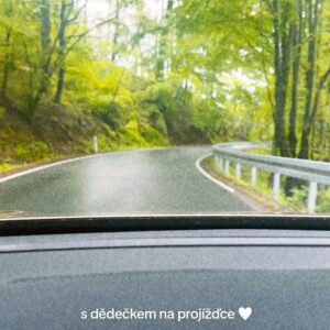 Elizabeth Kopecká Instagram - jednou jsem měla zase půjčené auto od @saga.mb.praha ❤️ tak jsem to patřičně všechno zdokumentovala 😂 to autíčko by mi slušelo, že jo? 🙈 všechny bych vás povozila 🙏 zn. SHÁNÍM VŮZ 😅
