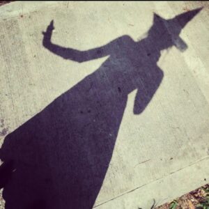 Elizabeth Minotta Instagram - Buuu!!! Tomé esta foto hace años en un halloween 😬 adivinen de qué estaba disfrazada?
#bruja #sombra #fotografía #fotografiadesombras