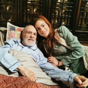 Elizabeth Minotta Instagram - Un honor y un placer compartir el set con este maravilloso artista, director y actor @kepa.amuchastegui
Gracias por ser un maestro 💋
@canalrcn
#rojocarmesi