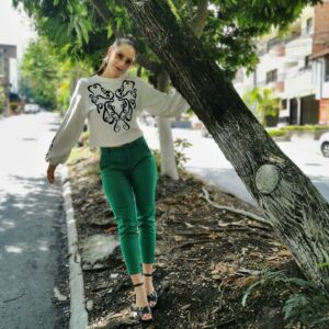 Elizabeth Minotta Instagram - Así va mi viernes en la tarde, tranqui y felíz. Estoy en un momento de la vida que me enseña a ser cada vez más paciente. Lo agradezco y aprendo.
Y tú, estás aprendiendo algo en este momento de tu vida? Leo sus comentarios 🖤 #felizviernes
#esviernesyelcuerpolosabe