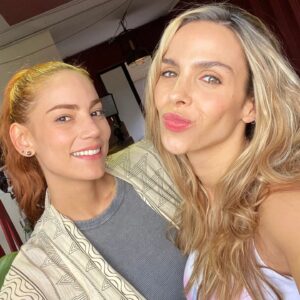 Elizabeth Minotta Instagram - Muchos años de amistad, soñando con estar juntas en el set de grabación y se nos hizo realidad. Estoy segura de que es una señal de que ambas seguiremos soñando y cumpliendo sueños, y que vamos a estar ahí, cerquita, para apoyarnos, hacernos barra y aplaudirnos hasta que seamos viejitas copetonas. Big fan de vos, mi negrita @manuelavaldesr
❤️
#rojocarmesi  que también cuenta historias de empoderamiento, sororidad y amistades bonitas entre mujeres detras de cámaras.