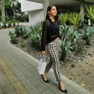 Elizabeth Minotta Instagram - Atravesó los de rayos de sol y se volvió luz por un instante. Eli

Les deseo una felíz tarde. 🍀
#actrizcolombiana #elizabethminotta #medellincolombia #madeinmedellin