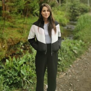 Elizabeth Minotta Instagram - Caminar por el #campo es una de las experiencias más bonitas de la vida. Viviendo en gaia... Necesitamos más #dioses para adorar?