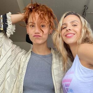 Elizabeth Minotta Instagram - Muchos años de amistad, soñando con estar juntas en el set de grabación y se nos hizo realidad. Estoy segura de que es una señal de que ambas seguiremos soñando y cumpliendo sueños, y que vamos a estar ahí, cerquita, para apoyarnos, hacernos barra y aplaudirnos hasta que seamos viejitas copetonas. Big fan de vos, mi negrita @manuelavaldesr
❤️
#rojocarmesi  que también cuenta historias de empoderamiento, sororidad y amistades bonitas entre mujeres detras de cámaras.