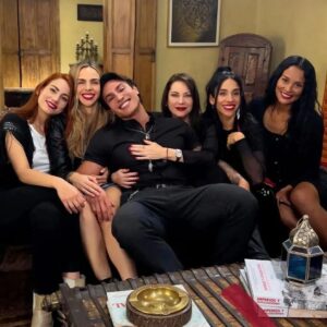 Elizabeth Minotta Instagram - Pura gente bonita que se encuentra uno en el camino
@manuelavaldesr @manuelpxcheco @yeimypv @mariadelrosari0 @mahelenadoering
#rojocarmesi
@canalrcn
💋