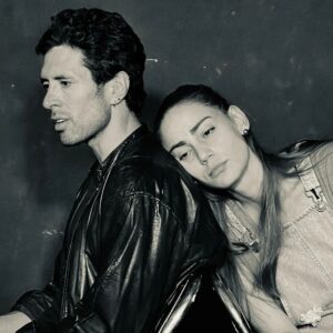 Elizabeth Minotta Instagram - "No, yo no sé nada de política, ni de este país, ni de esta casa, ni de nada... Yo no sé nada" 

La noche de los preludios 2.0
Laboratorio teatral.
Dirección y dramaturgia @moises_ballesteros87
Actuaciones @john.mora_  y @elizabethminotta

22, 23 de abril y 1, 2 de Mayo.
@teatro.estudio87

Info: 3003855630