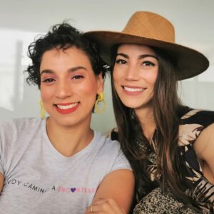 Elizabeth Minotta Instagram - Hoy es el cumpleaños de uno de los seres más importantes en mi vida 😬, les presento a mi hermana, somos parceras de toda la vida. Cuando éramos niños, miéntras mi mamá salía a trabajar, mi hermana nos cocinaba y nos cuidaba a Dani y a mi. De ella aprendí muchas cosas de la vida y es uno de los apoyos más grandes en mi vida. Agradezco este día, porque gracias al 20 de Marzo quienes la amamos y a quienes nos ama, la tenemos en nuestras vidas y la verdad, seres como ella no se encuentran a la vuelta de la esquina, son mágicos, únicos e irreemplazables. Te amo ma sista @saraminotta
