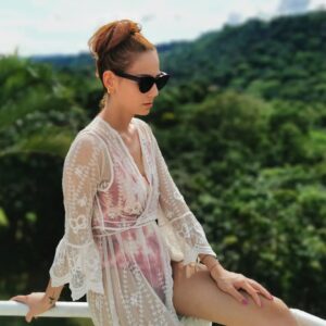 Elizabeth Minotta Instagram - 🫶🖤❤️🌺