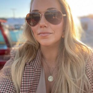 Elizabeth Berkley Instagram - You guys are asking for a little beauty and fashion breakdown on this last post from @kellyclarksonshow so just sharing...

Please note : it takes a village- a few hours before, I had a face mask on with my hair in a bun , while setting up zoom school for my son 🤡❤️🥰#mama #boy #boymom 

. Here you go:

The blazer is @lagencefashion 
Silk top @vince 
Sunglasses @ralphlauren 
Gorgeous gold jewelry- good luck charm @jenmeyerjewelry 
Divinity emerald @elekeatsjewelry 
Gold bangles with gems @melindamaria_jewelry 
Rings all from my ❤️💍 @greglauren 
Makeup is all @sennacosmetics (coy blush, orangeism gloss) 
@cledepeaubeauteus concealer in ochre
Hair styling and photo :@robertramoshair✨
