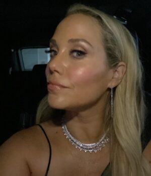 Elizabeth Berkley Instagram - People’s Choice Awards last week... lots of fun getting out of sweatpants and a bun on my head and into #glam,  presenting with @mariolopez ... countdown to Wednesday , so get ready to binge all 10 episodes of #savedbythebell @peacocktv ❤️❤️ #peopleschoiceawards 
Makeup: @kathleenkarridene 
Stylist:@jeanannwilliams
Tux:@ralphlauren
Jewels:@anitako
Hair color 🤩:@traceycunningham
