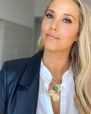 Elizabeth Berkley Instagram - Watch tonight if you need some laughs on @bravowwhl @bravoandy with my childhood buddy, actor #stephendorff !
MU: @kathleenkarridene 
Hair:@davidgardnerla
Styling: @jeanannwilliams 
Jewelry: @jenmeyerjewelry (good luck charm)
Earrings: @anitakojewelry 
Emerald: @elekeatsjewelry