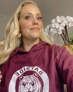 Elizabeth Berkley Instagram - Are you guys catching up on the old eps to get ready to go back to #bayside? @peacocktv #savedbythebell #beatbuhbeatbuhbuhbuhbeatbeat #friends #friendsforever #love #nostalgia #oldschool #new #squad ❤️🥰 #imsoexcited ps check my stories today for a fave new #workout #putyourmindtoitgoforit 👯‍♀️