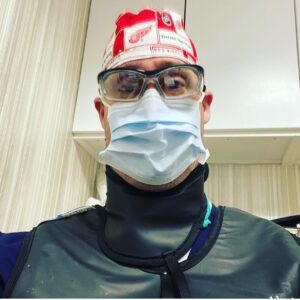 Elizabeth Berkley Instagram - This is my big brother Dr Jason Berkley @jasonb_50 ! He is a hero. He is a Dr and continuing to help people in pain. Love you, Jase. So much respect and love to you and all the doctors and nurses out there and all healthcare workers 🙌🏼🙏🏼❤️❤️#family #love #brother