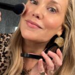 Elizabeth Berkley Instagram - #Imsoexcited for you to Get Ready With ME for my appearance at 90s Con! Sharing some of my go-to and new favorite makeup products from @lauragellerbeauty! I always like to do beauty makeup that is natural and glowy and can’t wait to show you these easy to use and totally buildable products (all from their Cult Classics Kit). My makeup stayed fresh looking for hours, with minimal touch ups through the day . Let me know what you think! Have you tried Laura Geller makeup? #GRWM #bakedmakeup #lauragellerbeauty 💖💖💖💖