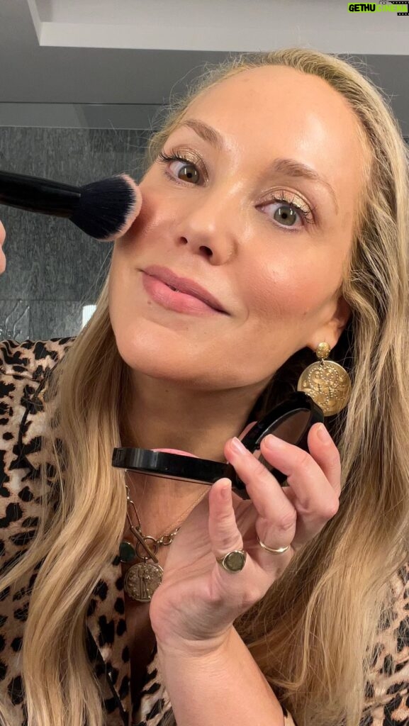 Elizabeth Berkley Instagram - #Imsoexcited for you to Get Ready With ME for my appearance at 90s Con! Sharing some of my go-to and new favorite makeup products from @lauragellerbeauty! I always like to do beauty makeup that is natural and glowy and can’t wait to show you these easy to use and totally buildable products (all from their Cult Classics Kit). My makeup stayed fresh looking for hours, with minimal touch ups through the day . Let me know what you think! Have you tried Laura Geller makeup? #GRWM #bakedmakeup #lauragellerbeauty 💖💖💖💖