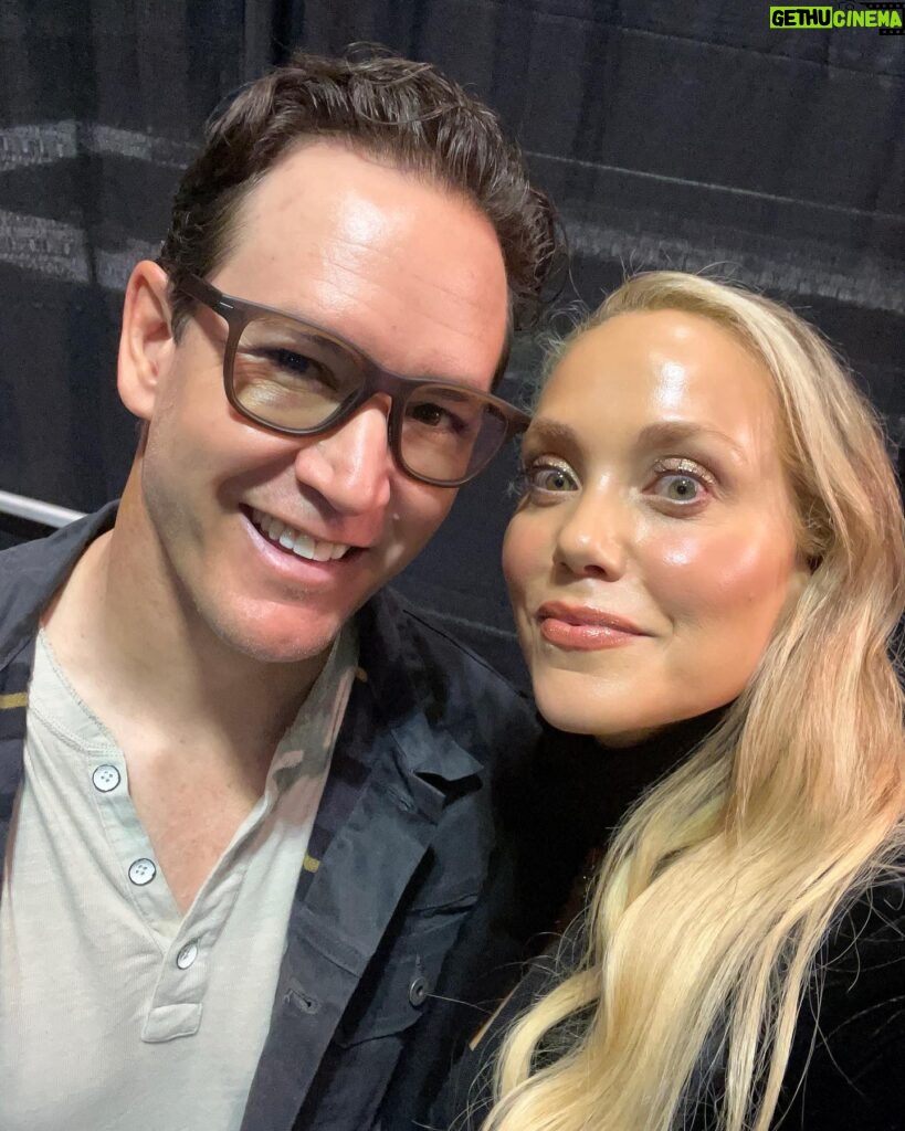 Elizabeth Berkley Instagram - Thank you #90sCon and Fred @primetimeappearances @thats4ent !🙏🏼I had the best weekend meeting forever fans and catching up with some amazing artists who also have been working hard since they were kids too... Not to mention, they all happen to hold a special place in pop culture for their amazing shows that have long been a part of people’s most treasured memories from childhood. This one right here is a part of mine🙏🏼 #Sbtb #friendsforever #jessieandzack #bayside ❤️#imsoexcited