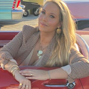 Elizabeth Berkley Instagram - You guys are asking for a little beauty and fashion breakdown on this last post from @kellyclarksonshow so just sharing...

Please note : it takes a village- a few hours before, I had a face mask on with my hair in a bun , while setting up zoom school for my son 🤡❤️🥰#mama #boy #boymom 

. Here you go:

The blazer is @lagencefashion 
Silk top @vince 
Sunglasses @ralphlauren 
Gorgeous gold jewelry- good luck charm @jenmeyerjewelry 
Divinity emerald @elekeatsjewelry 
Gold bangles with gems @melindamaria_jewelry 
Rings all from my ❤️💍 @greglauren 
Makeup is all @sennacosmetics (coy blush, orangeism gloss) 
@cledepeaubeauteus concealer in ochre
Hair styling and photo :@robertramoshair✨