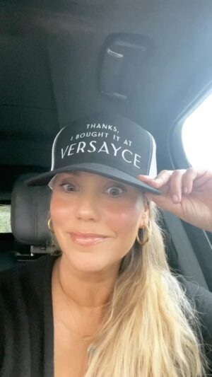 Elizabeth Berkley Instagram - Happy Merch drop day, darlin! Just click link in bio to order or go to elizabethberkleylauren.com to get your favorites#differentplaces #nomi #brownriceandvegetables 🌋💃🏼🌟🎥✨❤️❤️