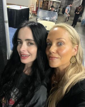 Elizabeth Berkley Instagram - Photo dump from this past weekend @fanxsaltlake —best time with you all …meeting amazing fans and colleagues who are longtime #friendsforever  cc@mariolopez @mpgosselaar and some new #friends I adore and admire cc @bycarrieannemoss @alexandradaddario @manubennett @peytonlist @therealkrystenritter @skeetulrich @jaredpadalecki