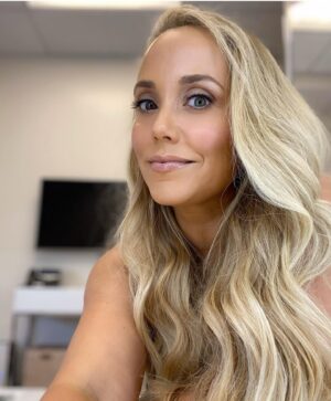 Elizabeth Berkley Instagram - Just wrapping up my dressing room here at Universal, as we got to finish this first season of the new “Saved By the Bell”! I’m filled with so much gratitude to our studio,  cast, writers, crew , directors and my fellow producers who made sure every aspect was made as safe as possible to work safely at this time. @francobario traceywigfield love you guys. We can’t wait to share some joy with you all soon!!@peacocktv #imsoexcited #love #friendsforever #tv #history #new 🙏🏼❤️