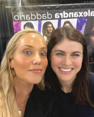 Elizabeth Berkley Instagram - Photo dump from this past weekend @fanxsaltlake —best time with you all …meeting amazing fans and colleagues who are longtime #friendsforever  cc@mariolopez @mpgosselaar and some new #friends I adore and admire cc @bycarrieannemoss @alexandradaddario @manubennett @peytonlist @therealkrystenritter @skeetulrich @jaredpadalecki