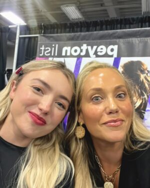 Elizabeth Berkley Instagram - Photo dump from this past weekend @fanxsaltlake —best time with you all …meeting amazing fans and colleagues who are longtime #friendsforever  cc@mariolopez @mpgosselaar and some new #friends I adore and admire cc @bycarrieannemoss @alexandradaddario @manubennett @peytonlist @therealkrystenritter @skeetulrich @jaredpadalecki