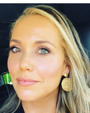 Elizabeth Berkley Instagram - Happy holidays!!!! Sending love and joy your way. Thank you for following along on this journey with me. Can’t wait to share all the fun things to come. Love, light and blessings ✨✨✨✨✨✨✨❤️❤️❤️❤️❤️#love #holiday #family #life #memories #tradition #magic #kids #baby #boy #girl #christmas #hannukah #beautiful gifts all around us.