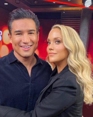 Elizabeth Berkley Instagram - Best time talking all things season 2 of #sbtb for #JessieandSlater with my Dud @mariolopez @peacocktv @accesshollywood #mamaandpapa #friendsforever🔔🎥❤️📸:@claytonhawkins

💇🏼‍♀️: @claytonhawkins 
💄:@kathleenkarridene
👗:@jeannanwilliams
