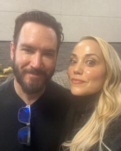 Elizabeth Berkley Instagram - #Timeout….Backstage with my forever friend #markpaulgosselaar ! Loved our panel @hsvexpo ! #Timein. #bayside #sbtb #friendsforever #powerhousepreppies #friends 🎥🎬 #insoexcited #jessieandzack
