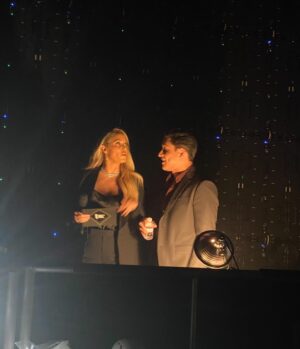 Elizabeth Berkley Instagram - People’s Choice Awards last week... lots of fun getting out of sweatpants and a bun on my head and into #glam,  presenting with @mariolopez ... countdown to Wednesday , so get ready to binge all 10 episodes of #savedbythebell @peacocktv ❤️❤️ #peopleschoiceawards 
Makeup: @kathleenkarridene 
Stylist:@jeanannwilliams
Tux:@ralphlauren
Jewels:@anitako
Hair color 🤩:@traceycunningham