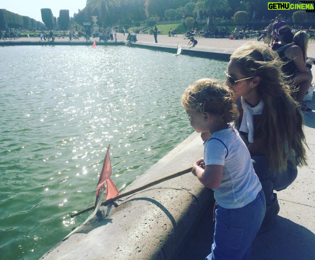 Elizabeth Berkley Instagram - Do you have any little moments that now are Imprinted as a big moment, that you know you were present for and if you could go in a Time Machine to re-live them again, you would in a heart beat? Ahhh…. This was one of them …⛵️family #paris #baby #love ❤️❤️