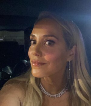 Elizabeth Berkley Instagram - People’s Choice Awards last week... lots of fun getting out of sweatpants and a bun on my head and into #glam,  presenting with @mariolopez ... countdown to Wednesday , so get ready to binge all 10 episodes of #savedbythebell @peacocktv ❤️❤️ #peopleschoiceawards 
Makeup: @kathleenkarridene 
Stylist:@jeanannwilliams
Tux:@ralphlauren
Jewels:@anitako
Hair color 🤩:@traceycunningham