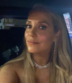 Elizabeth Berkley Instagram - People’s Choice Awards last week... lots of fun getting out of sweatpants and a bun on my head and into #glam,  presenting with @mariolopez ... countdown to Wednesday , so get ready to binge all 10 episodes of #savedbythebell @peacocktv ❤️❤️ #peopleschoiceawards 
Makeup: @kathleenkarridene 
Stylist:@jeanannwilliams
Tux:@ralphlauren
Jewels:@anitako
Hair color 🤩:@traceycunningham