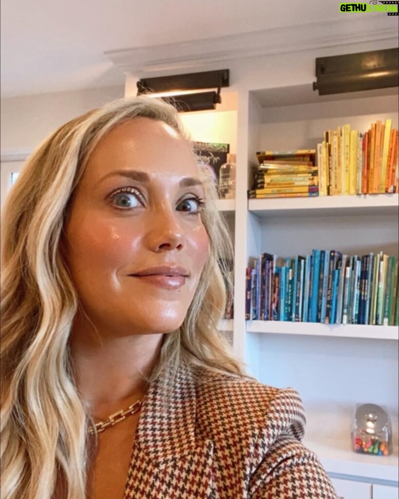 Elizabeth Berkley Instagram - All my mama friends know how Seriously obsessed I am with curating Sky’s books and art supplies. It’s a joy for me like some people have with other aspects of home design. Here’s a tiny glimpse ❤️❤️❤️#backtoschool #child #organization #home #play #playroom