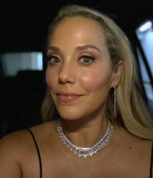 Elizabeth Berkley Instagram - People’s Choice Awards last week... lots of fun getting out of sweatpants and a bun on my head and into #glam,  presenting with @mariolopez ... countdown to Wednesday , so get ready to binge all 10 episodes of #savedbythebell @peacocktv ❤️❤️ #peopleschoiceawards 
Makeup: @kathleenkarridene 
Stylist:@jeanannwilliams
Tux:@ralphlauren
Jewels:@anitako
Hair color 🤩:@traceycunningham