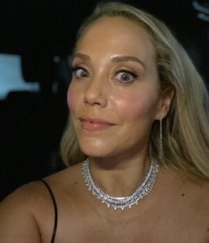 Elizabeth Berkley Instagram - People’s Choice Awards last week... lots of fun getting out of sweatpants and a bun on my head and into #glam,  presenting with @mariolopez ... countdown to Wednesday , so get ready to binge all 10 episodes of #savedbythebell @peacocktv ❤️❤️ #peopleschoiceawards 
Makeup: @kathleenkarridene 
Stylist:@jeanannwilliams
Tux:@ralphlauren
Jewels:@anitako
Hair color 🤩:@traceycunningham