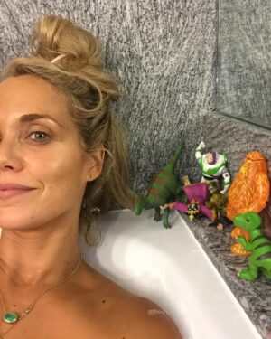 Elizabeth Berkley Instagram - #selfcare #mama style ☺️💦🛁🫧🤷🏼‍♀️😅❤️#wouldntwantitanyotherway❤️ #toy