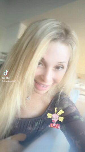 Elizabeth Daily Instagram - Yes it’s me singing and another way to use the voice ! Check out this funny video !! Thx @ericfeldman9 so fun!!! #cynthia #cynthiadoll #Rugrats