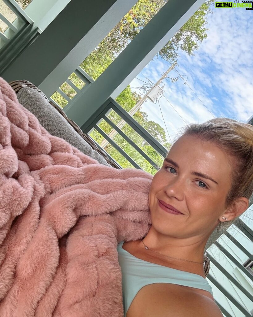 Elizabeth Smart Instagram - My @minkycouture blanket has been my favorite item we have taken on our vacation to Florida! It has been my kids too😉 You can use my code SMART50 for 50% off their site!